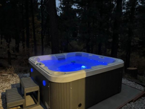 Snow Bunny Lodge - Perfect Big Bear Getaway! Deck with a new hot tub and charcoal barbecue! Big Bear Lake
